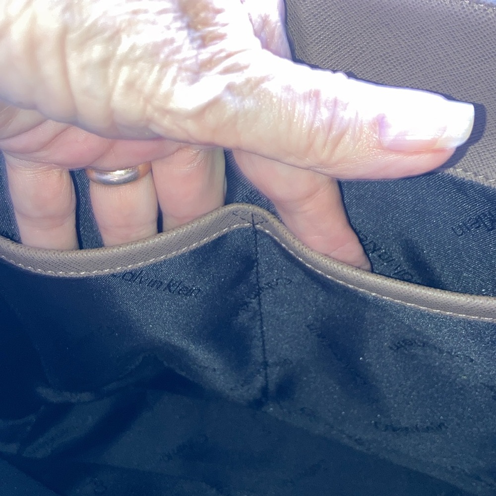 EUC CALVIN KLEIN large bag w/ big end pockets, gt hardware, snap close $78 - Picture 10 of 13